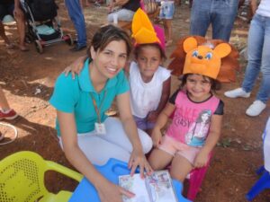 KOMBI BIBLIOTECA LEVA AS CRIANÇAS AO MUNDO DA IMAGINAÇÃO