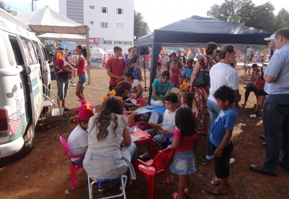 KOMBI BIBLIOTECA LEVA AS CRIANÇAS AO MUNDO DA IMAGINAÇÃO