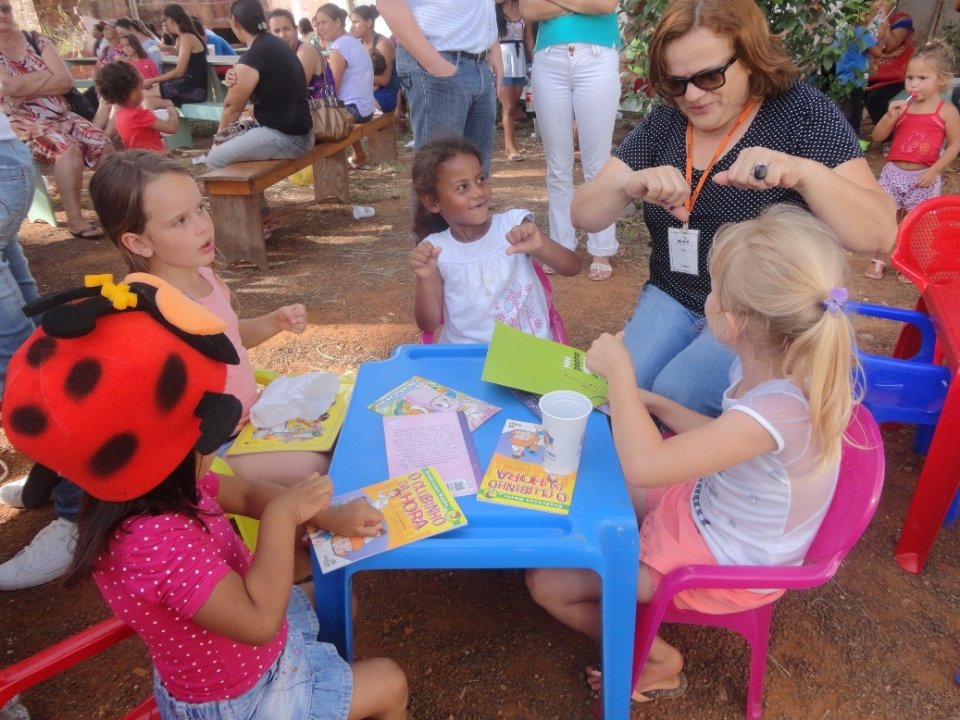 KOMBI BIBLIOTECA LEVA AS CRIANÇAS AO MUNDO DA IMAGINAÇÃO