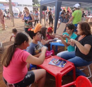 KOMBI BIBLIOTECA LEVA AS CRIANÇAS AO MUNDO DA IMAGINAÇÃO