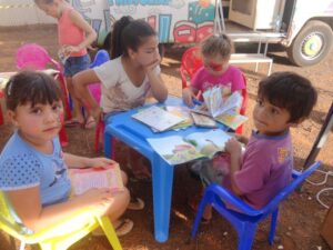 KOMBI BIBLIOTECA LEVA AS CRIANÇAS AO MUNDO DA IMAGINAÇÃO