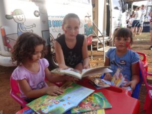 KOMBI BIBLIOTECA LEVA AS CRIANÇAS AO MUNDO DA IMAGINAÇÃO