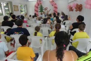 KOMBI BIBLIOTECA LEVA AS CRIANÇAS AO MUNDO DA IMAGINAÇÃO