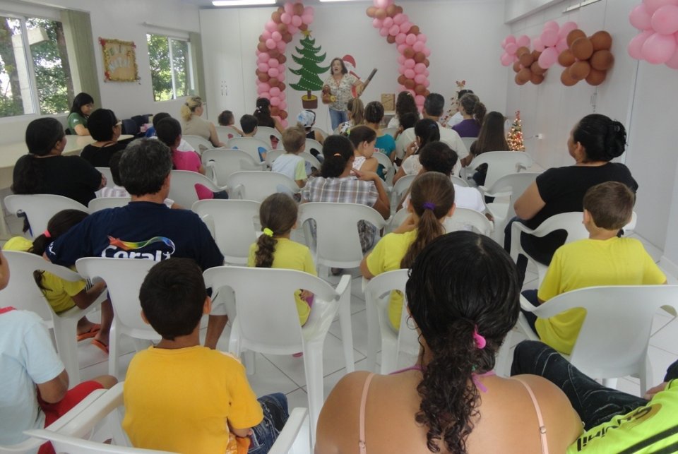 KOMBI BIBLIOTECA LEVA AS CRIANÇAS AO MUNDO DA IMAGINAÇÃO