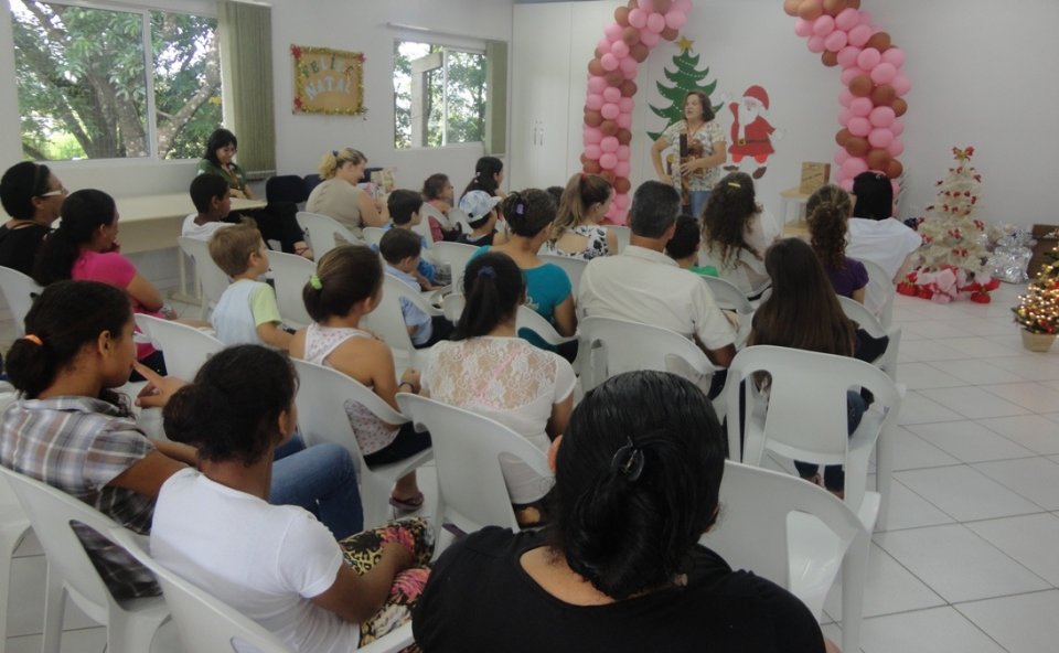 KOMBI BIBLIOTECA LEVA AS CRIANÇAS AO MUNDO DA IMAGINAÇÃO