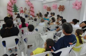 KOMBI BIBLIOTECA LEVA AS CRIANÇAS AO MUNDO DA IMAGINAÇÃO