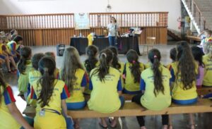 KOMBI BIBLIOTECA LEVA AS CRIANÇAS AO MUNDO DA IMAGINAÇÃO