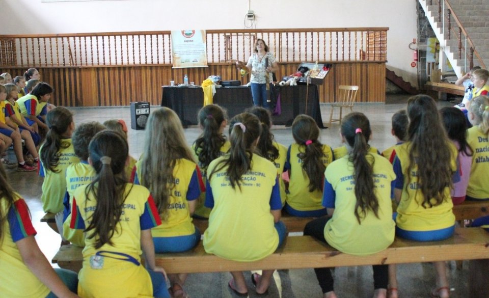 KOMBI BIBLIOTECA LEVA AS CRIANÇAS AO MUNDO DA IMAGINAÇÃO