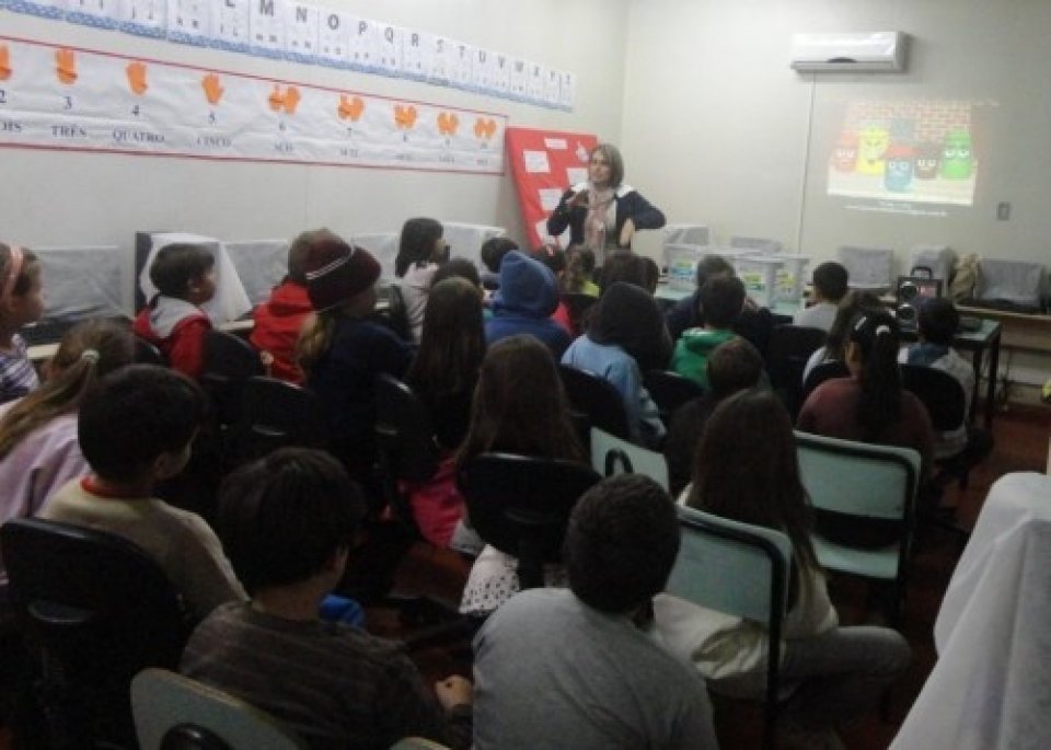 TURMINHA DA RECICLAGEM VISITA VÁRIAS ESCOLAS EM CHAPECÓ-SC