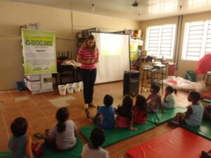A TURMINHA DA RECICLAGEM RS, CAPACITA EMPREGADOS DE EMPRESA E VISITA ESCOLAS