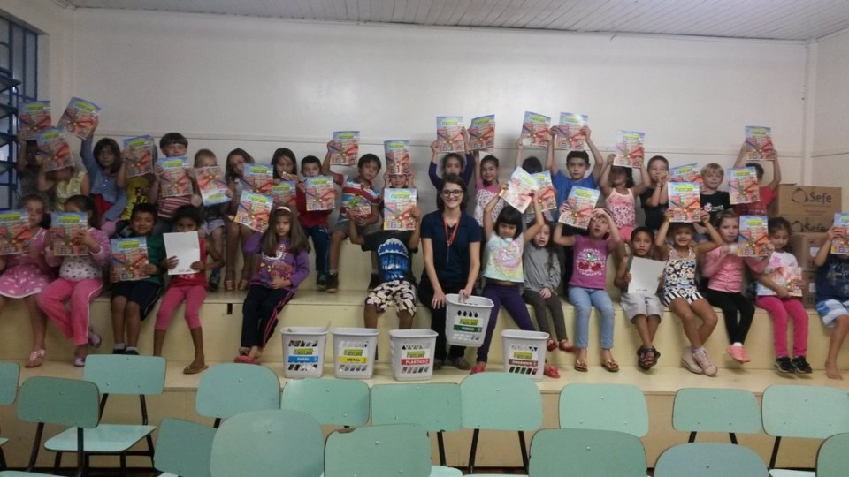 ALUNOS EMPOLGADOS COM A VOLTA DAS ATIVIDADES DA TURMINHA DA RECICLAGEM