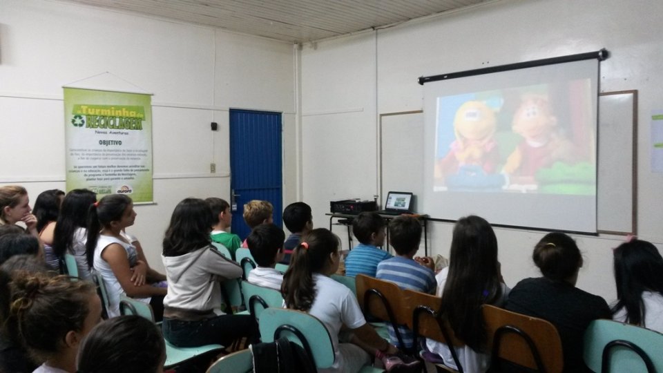 ALUNOS EMPOLGADOS COM A VOLTA DAS ATIVIDADES DA TURMINHA DA RECICLAGEM