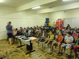 ALUNOS SE DIVERTEM COM A TURMINHA DA RECICLAGEM RS