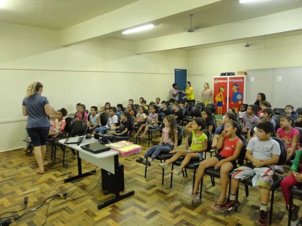 ALUNOS SE DIVERTEM COM A TURMINHA DA RECICLAGEM RS