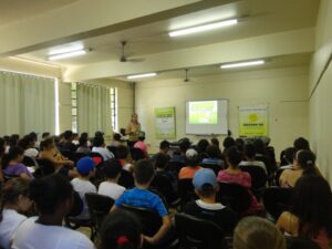 ALUNOS SE DIVERTEM COM A TURMINHA DA RECICLAGEM RS