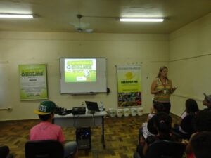 ALUNOS SE DIVERTEM COM A TURMINHA DA RECICLAGEM RS