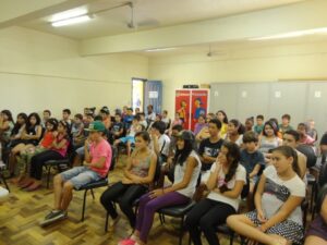 ALUNOS SE DIVERTEM COM A TURMINHA DA RECICLAGEM RS