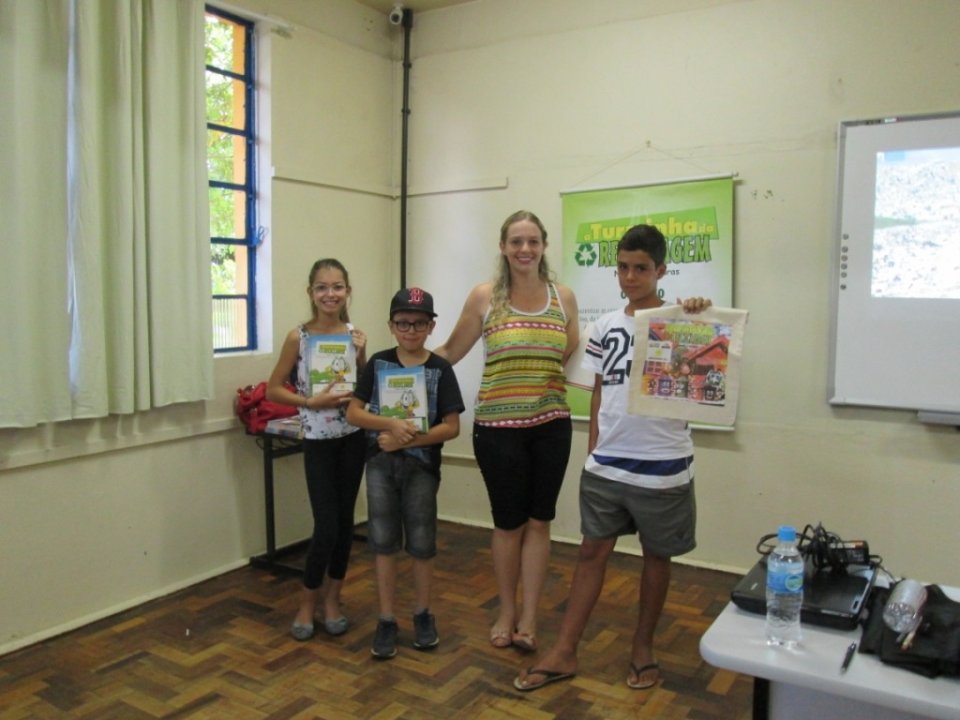 ALUNOS SE DIVERTEM COM A TURMINHA DA RECICLAGEM RS