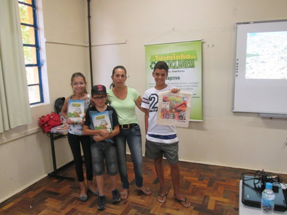 ALUNOS SE DIVERTEM COM A TURMINHA DA RECICLAGEM RS
