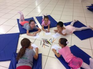 COMEMORAÇÃO AO DIA DA PÁSCOA COM OS ALUNOS DO GRUPO DE DANÇA VOZES DO CORPO