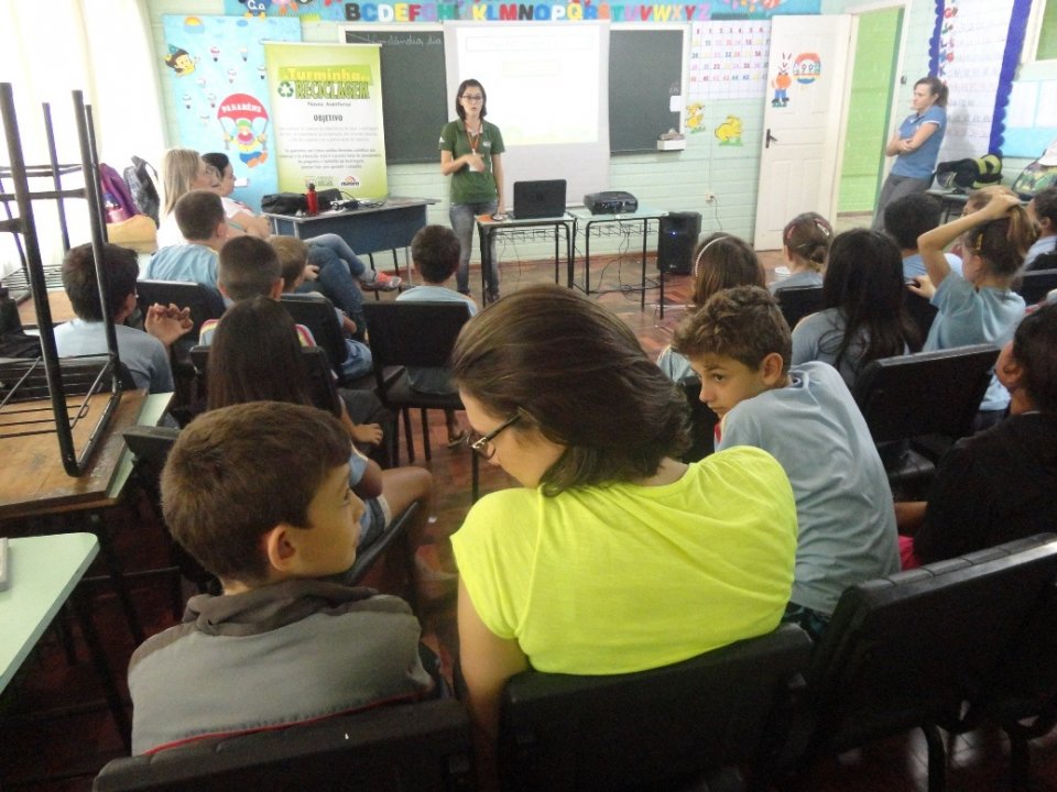 A TURMINHA DA RECICLAGEM VISITA VÁRIAS ESCOLAS