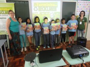 A TURMINHA DA RECICLAGEM VISITA VÁRIAS ESCOLAS