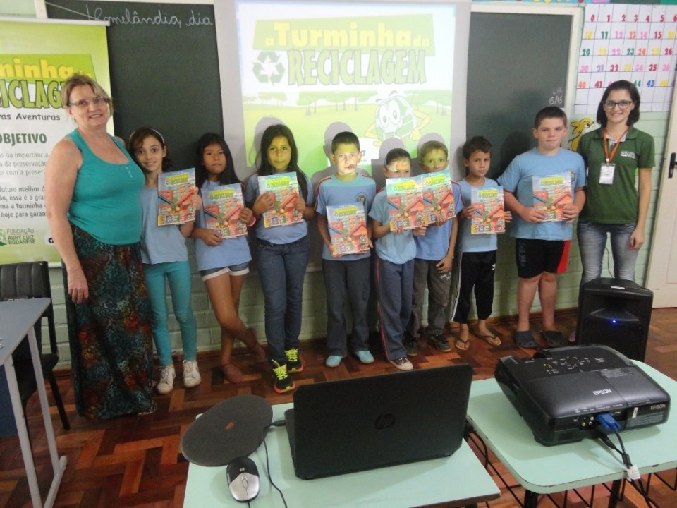 A TURMINHA DA RECICLAGEM VISITA VÁRIAS ESCOLAS