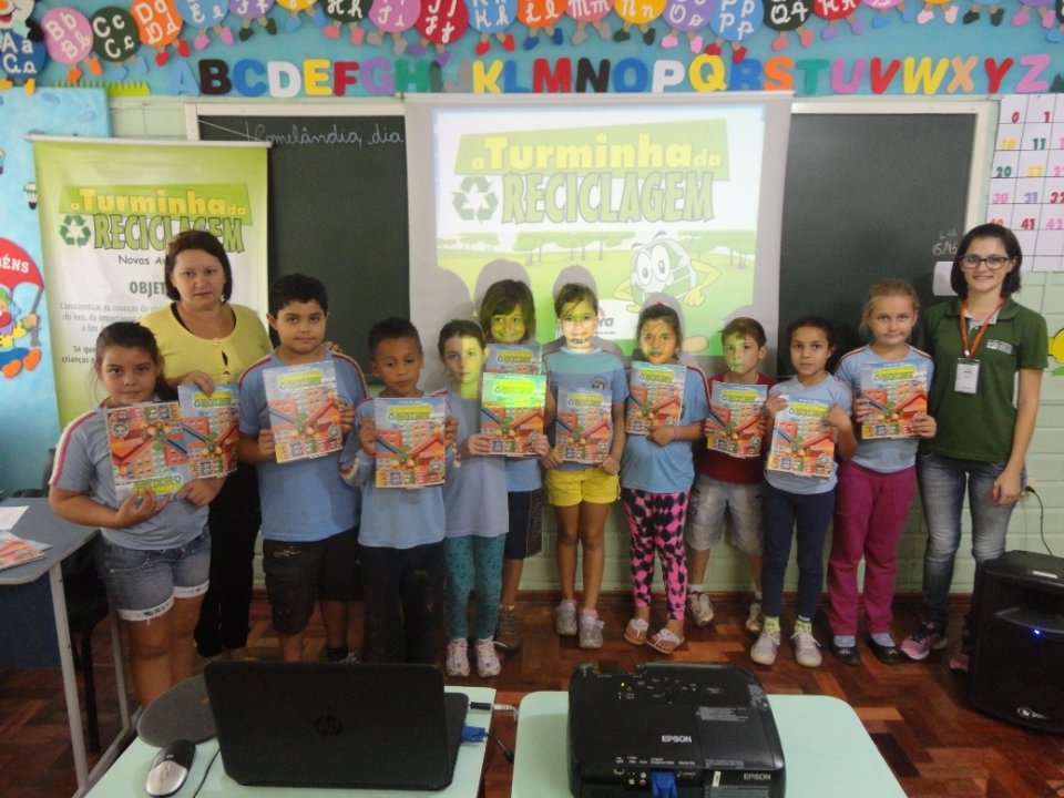 A TURMINHA DA RECICLAGEM VISITA VÁRIAS ESCOLAS
