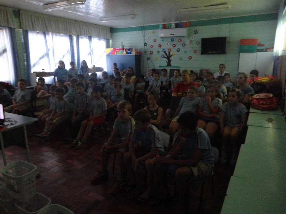 A TURMINHA DA RECICLAGEM VISITA VÁRIAS ESCOLAS