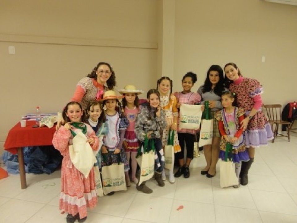 GRUPO DE DANÇA VOZES DO CORPO REALIZA FESTA JUNINA COM OS ALUNOS...