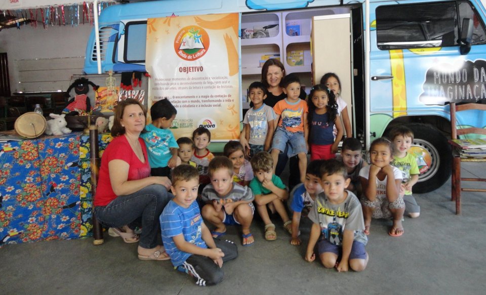 Contação de histórias e roda de leitura a 1.195 crianças e adolescentes