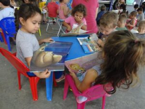 Contação de histórias e roda de leitura a 1.195 crianças e adolescentes