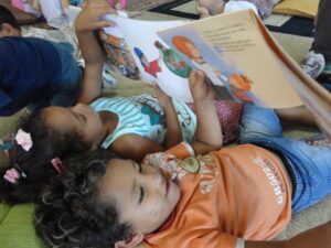 Contação de histórias e roda de leitura a 1.195 crianças e adolescentes