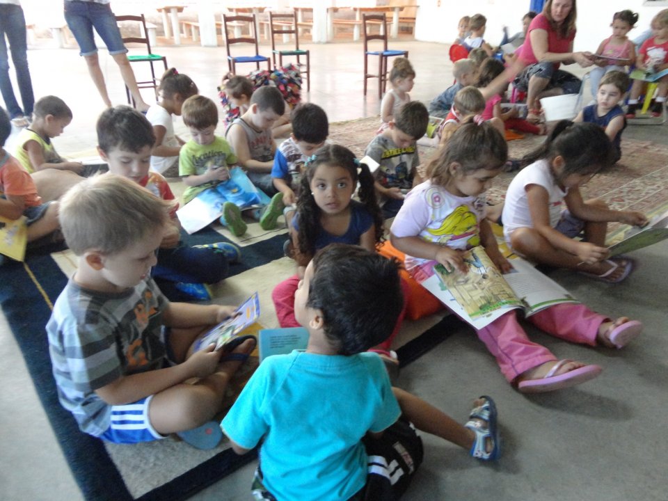 Contação de histórias e roda de leitura a 1.195 crianças e adolescentes