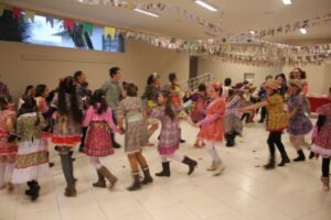 GRUPO DE DANÇA VOZES DO CORPO REALIZA FESTA JUNINA COM OS ALUNOS...