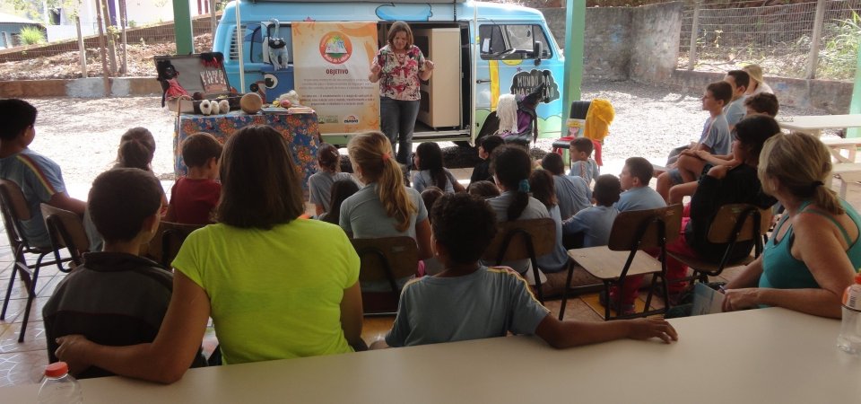 Contação de histórias e roda de leitura a 1.195 crianças e adolescentes