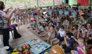 Contação de histórias e roda de leitura a 1.195 crianças e adolescentes