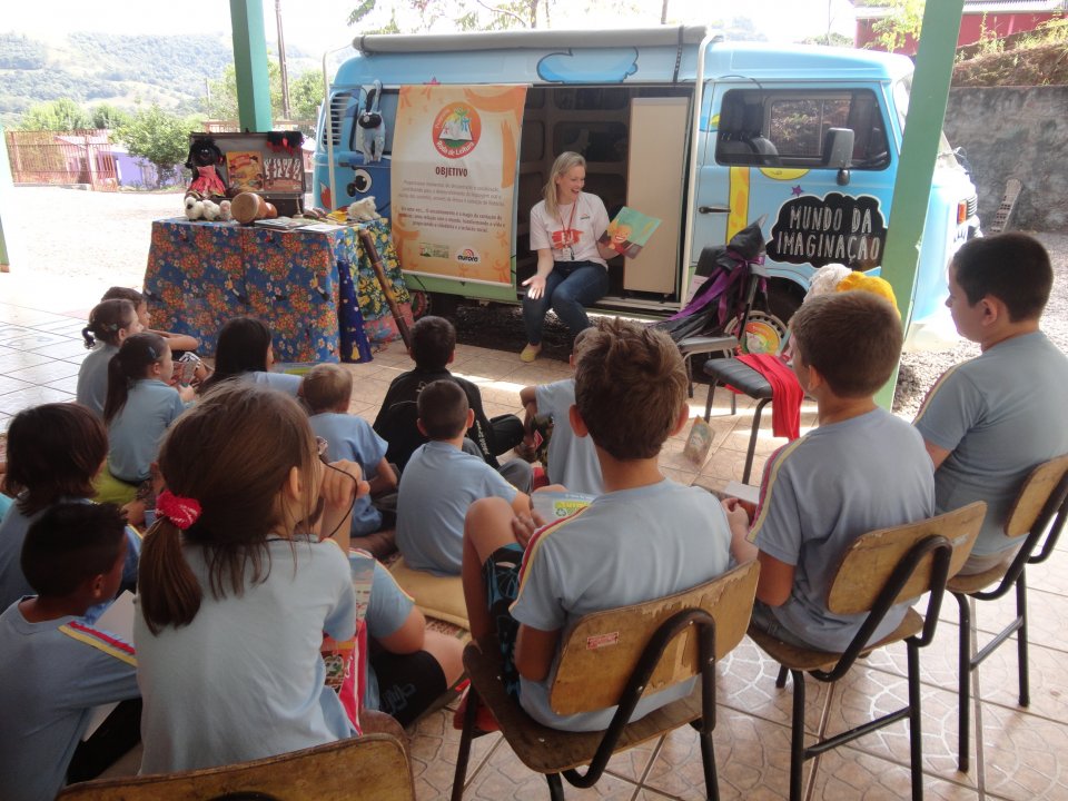 Contação de histórias e roda de leitura a 1.195 crianças e adolescentes
