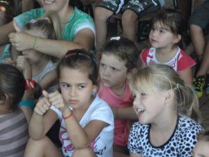 Contação de histórias e roda de leitura a 1.195 crianças e adolescentes