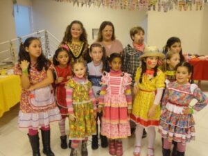 GRUPO DE DANÇA VOZES DO CORPO REALIZA FESTA JUNINA COM OS ALUNOS...