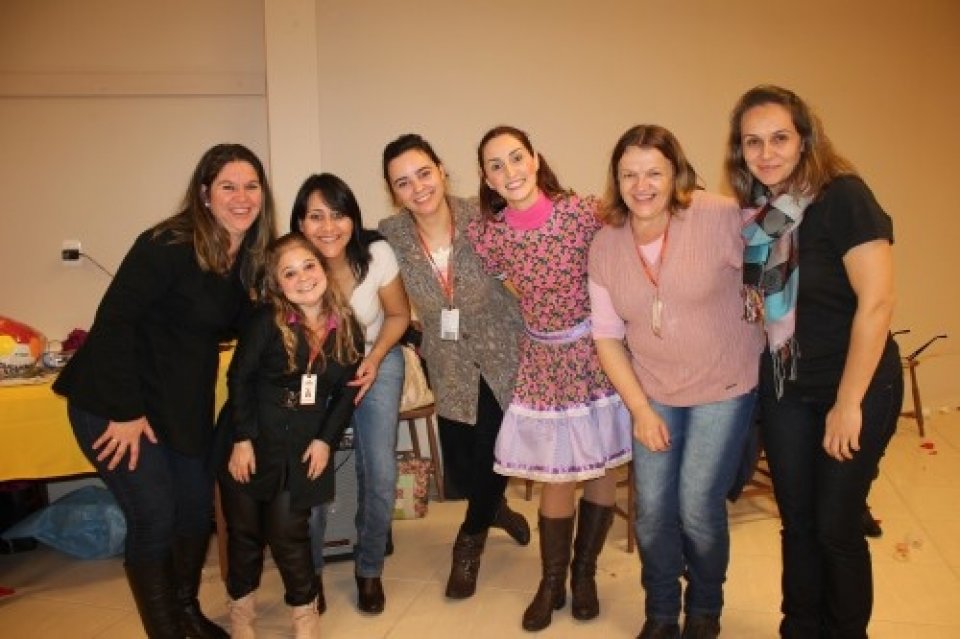 GRUPO DE DANÇA VOZES DO CORPO REALIZA FESTA JUNINA COM OS ALUNOS...