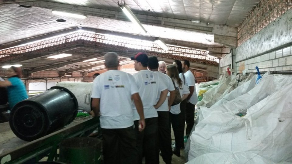 Grupo do Projeto Palco da Reciclagem visita Cooperativa Verde Vida
