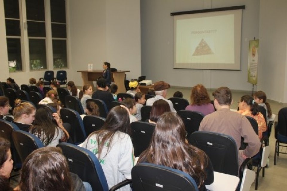 PROJETO DANÇA REALIZA PALESTRA PARA OS ALUNOS SOBRE ALIMENTAÇÃO SAUDÁVEL
