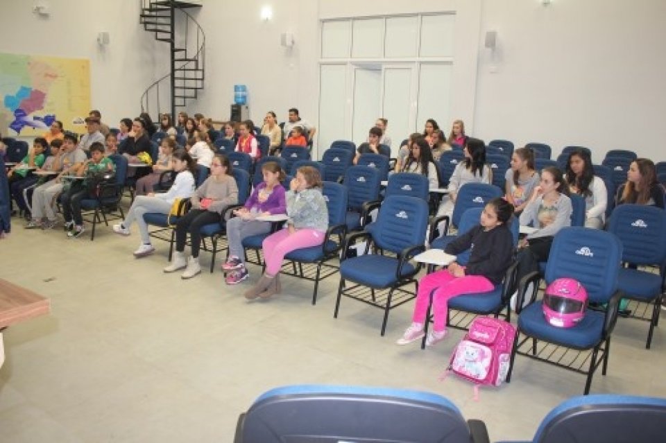 PROJETO DANÇA REALIZA PALESTRA PARA OS ALUNOS SOBRE ALIMENTAÇÃO SAUDÁVEL
