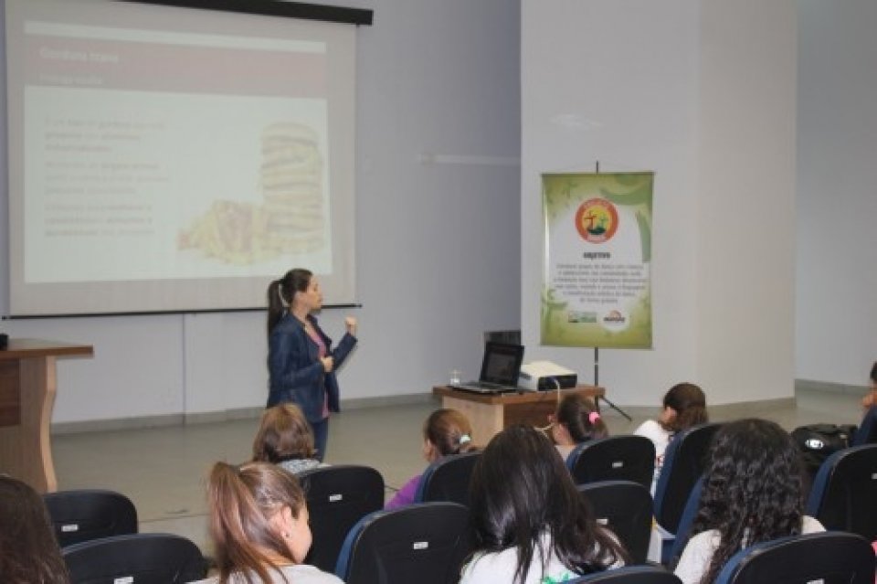 PROJETO DANÇA REALIZA PALESTRA PARA OS ALUNOS SOBRE ALIMENTAÇÃO SAUDÁVEL
