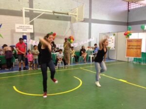 Alunos do Grupo de Dança Vozes do Corpo se apresentam na Ação Cooperada em Chapecó