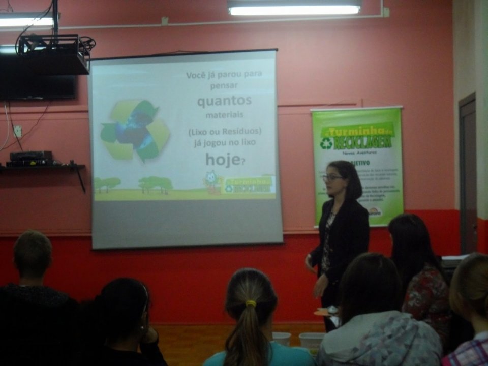 A Turminha da Reciclagem incentiva os alunos a trocar as informações com seus familiares