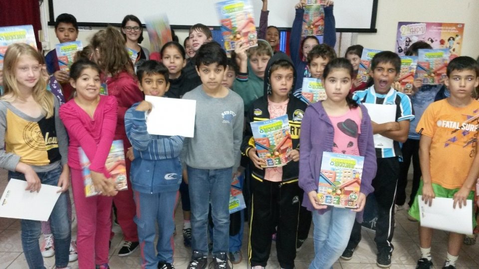 Alunos participam de dinâmica de separação de resíduos recicláveis e orgânicos com A Turminha