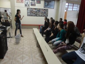 Alunos participam de dinâmica de separação de resíduos recicláveis e orgânicos com A Turminha