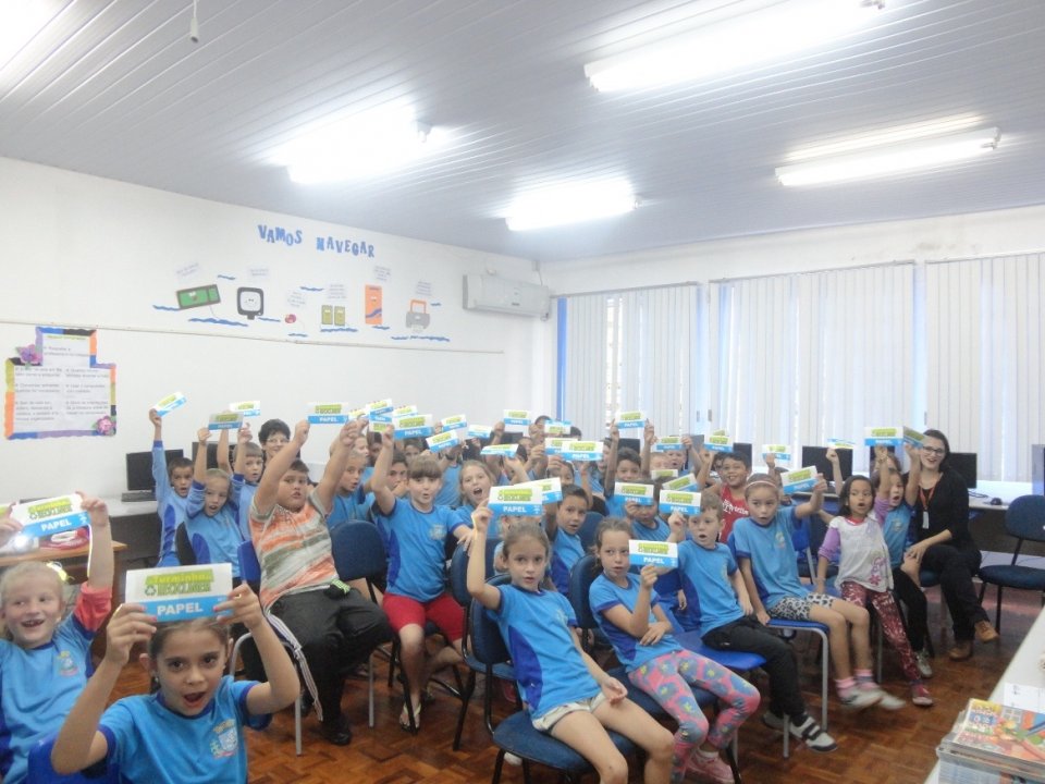 Alunos participam de dinâmica de separação de resíduos recicláveis e orgânicos com A Turminha